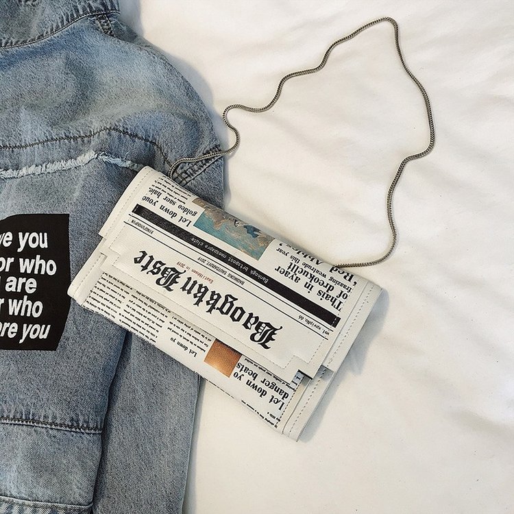 Newspapers modeling day clutch - Flap Bag Envelope 리뷰 및 가격