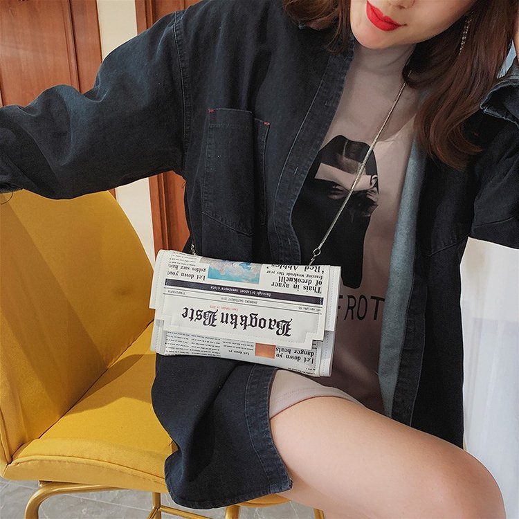 Newspapers modeling day clutch - Flap Bag Envelope 리뷰 및 가격